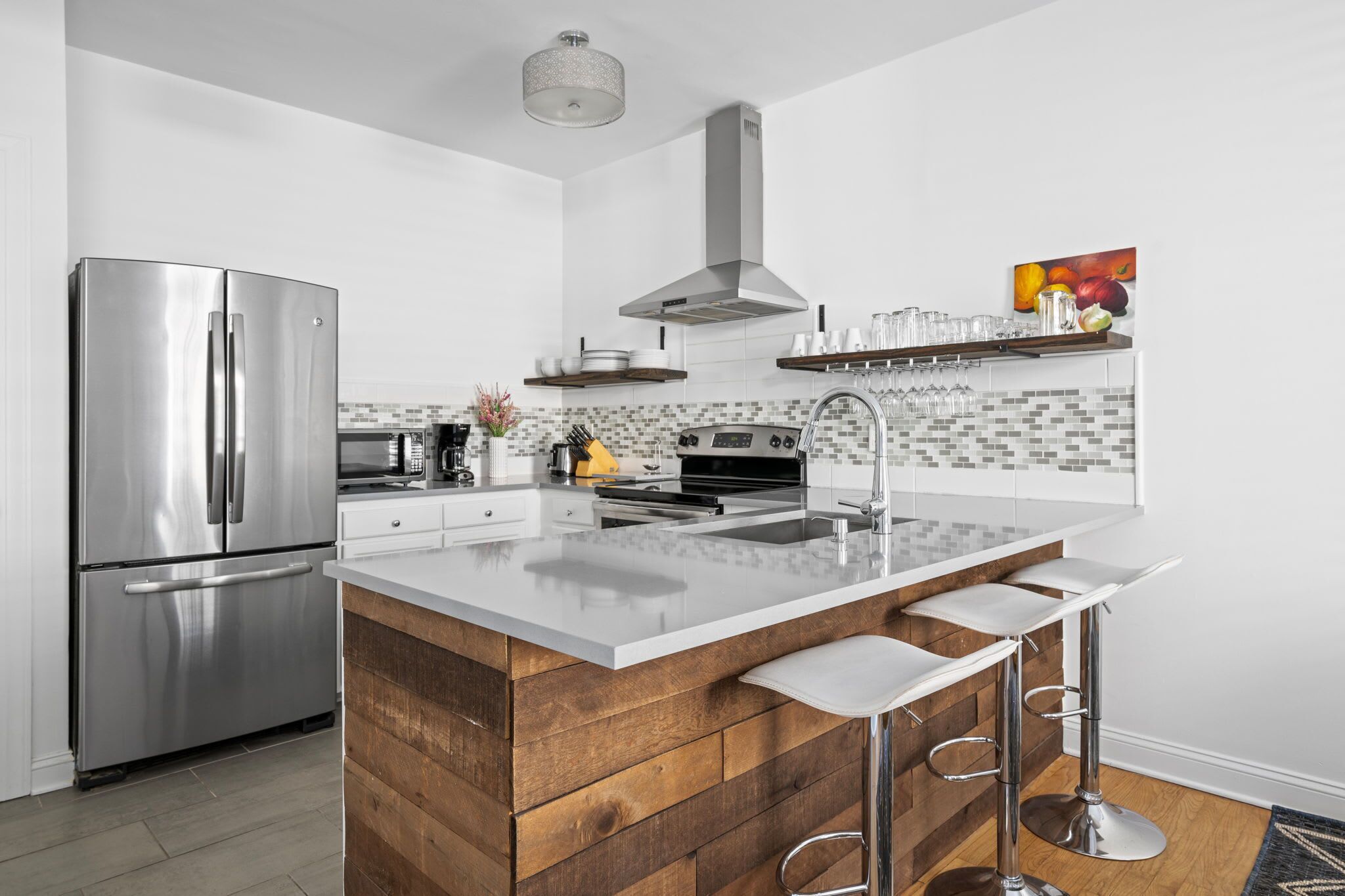 Kylskåp, mikrovågsugn, ugn och spishäll