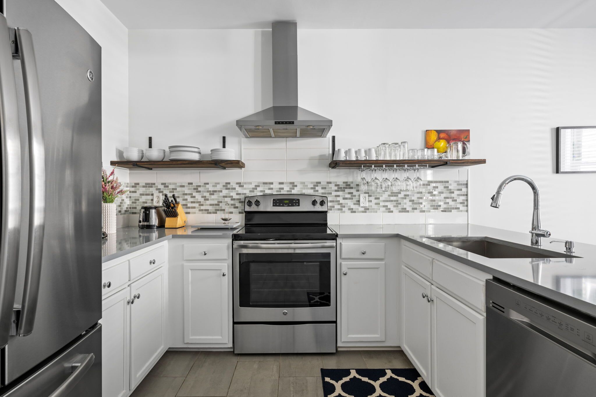 Kjøleskap, mikrobølgeovn, ovn og kokeplater