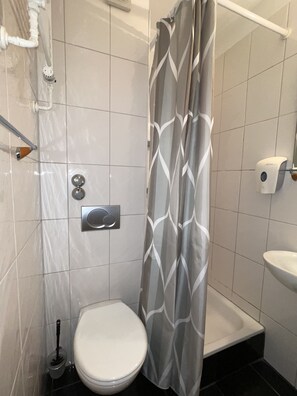 Iron/ironing board, bed sheets - Griffin Hotel am Neumarkt (Cologne)