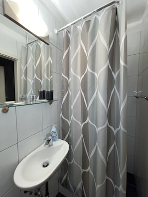 Iron/ironing board, bed sheets - Griffin Hotel am Neumarkt (Cologne)