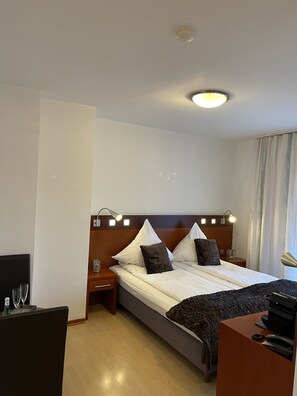 Iron/ironing board, bed sheets - Griffin Hotel am Neumarkt (Cologne)