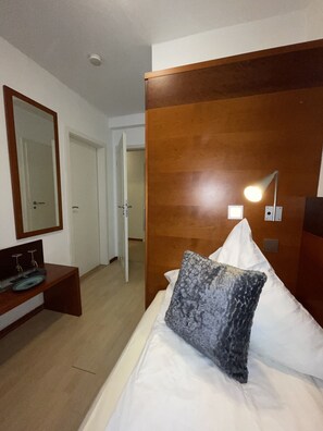 Iron/ironing board, bed sheets - Griffin Hotel am Neumarkt (Cologne)
