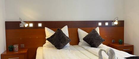 Tabla de planchar con plancha y ropa de cama