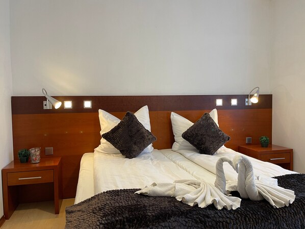 Iron/ironing board, bed sheets - Griffin Hotel am Neumarkt (Cologne)