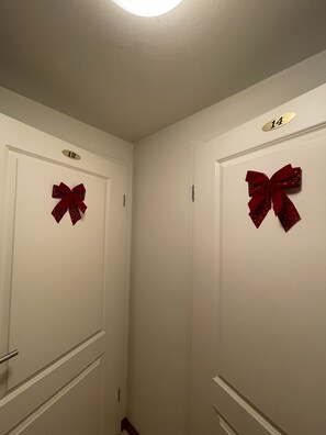 Iron/ironing board, bed sheets - Griffin Hotel am Neumarkt (Cologne)