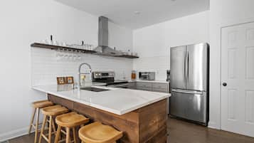 Frigorifero, microonde, forno, piano cottura