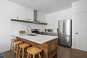 Fridge, microwave, oven, stovetop - Downtown 3BD/2.5BA Steps to King Street! (Charleston)