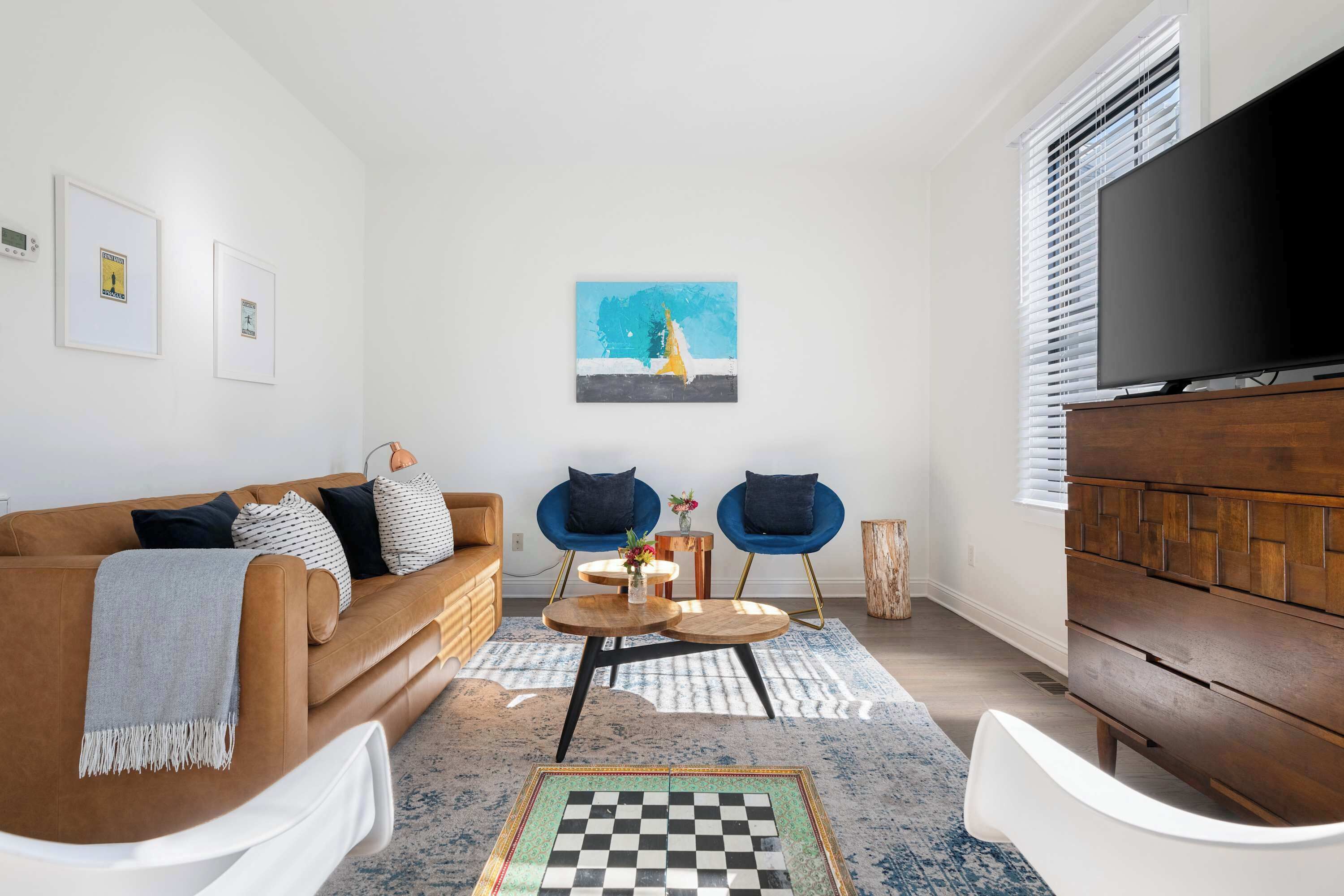 Een televisie en een kantoor