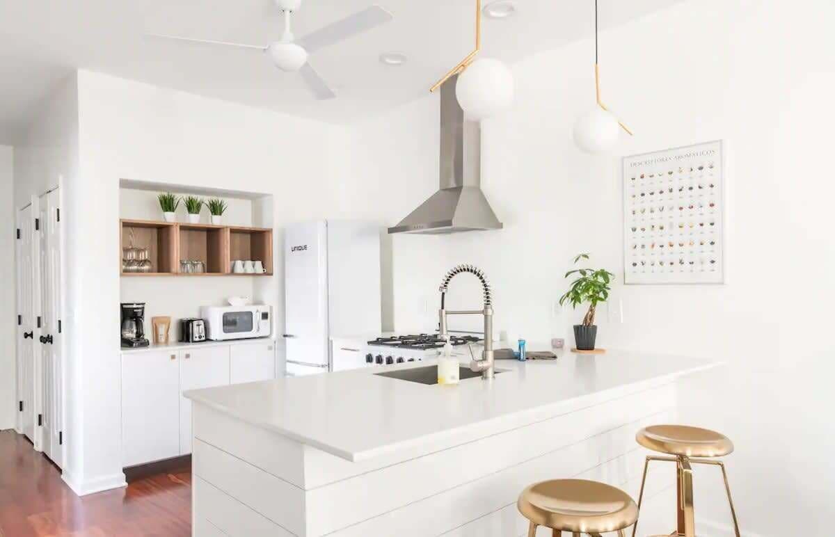 Réfrigérateur, micro-ondes, four, plaque de cuisson