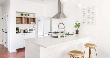 Location + Luxury 3BD/3BA - 2 Blocks to King!