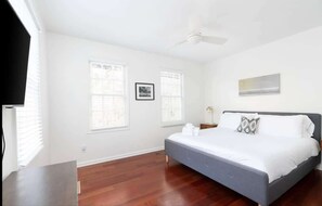 3 slaapkamers, een strijkplank/strijkijzer, reisbedje, wifi