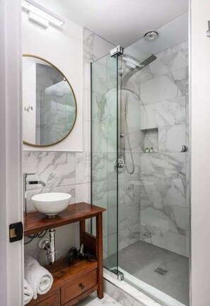 Douche, séchoir à cheveux, serviettes fournies, shampooing