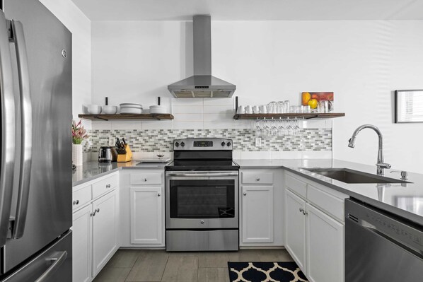 Frigorífico, microondas, horno y placa de cocina