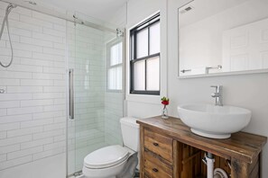 Badewanne, Haartrockner, Handtücher, Shampoo