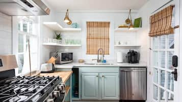 Køleskab, mikrobølgeovn, ovn, kogeplade