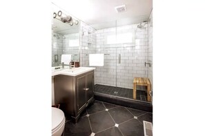 Douche, sèche-cheveux, serviettes fournies