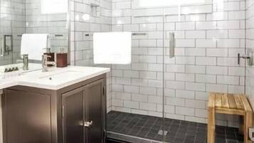 Chuveiro, secador de cabelo, toalhas de banho