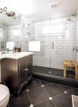 Dusche, Haartrockner, Handtücher