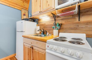 Fridge, microwave, oven, stovetop - Acorn Cottage at Hocking Vacations (Logan)