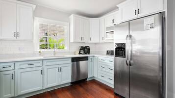 Een koelkast, een magnetron, een oven, een kookplaat