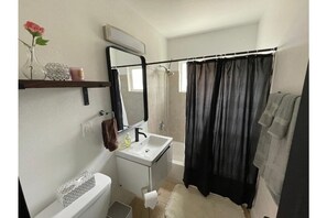 Combinazione doccia/vasca, asciugacapelli, asciugamani, sapone