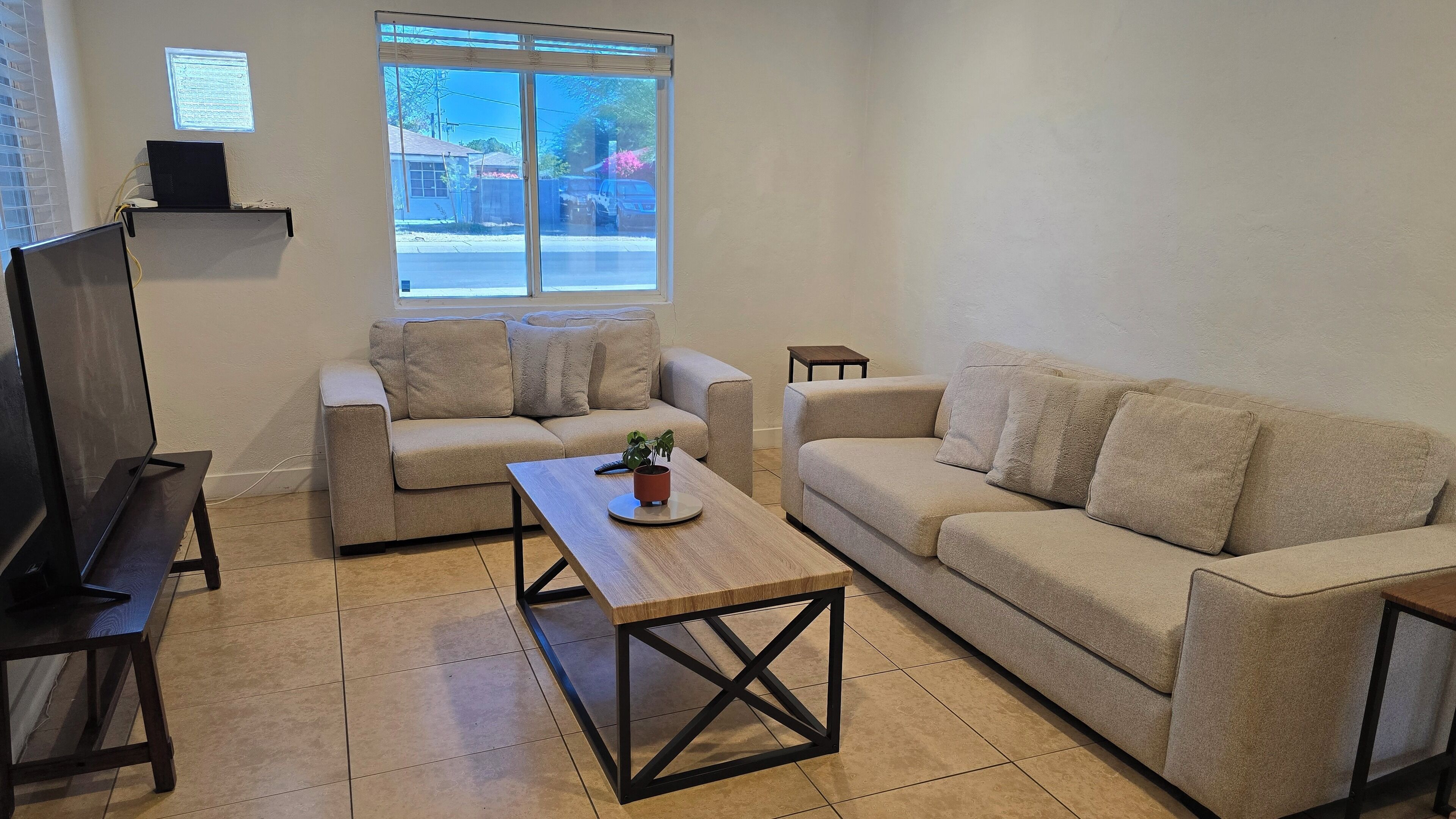 Smart TV, books, stereo