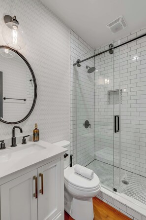 Dusche, Haartrockner, Handtücher, Shampoo