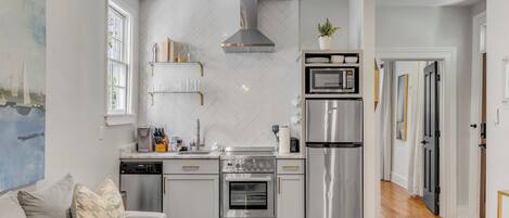 冰箱、微波炉、烤箱、炉灶