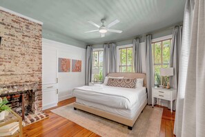 8 bedrooms, iron/ironing board, travel cot, WiFi - THE INNS 8BR/6.5BA Downtown w Outdoor Space! (Charleston)