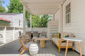 Outdoor dining - THE INNS 8BR/6.5BA Downtown w Outdoor Space! (Charleston)