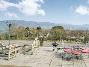 Outdoor dining - Lovely barn conversion with private swimming pool. (Talybont-On-Usk)