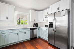 Fridge, microwave, oven, stovetop - THE INNS TWO Charleston Homes 10BR /6BA Downtown! (Charleston)