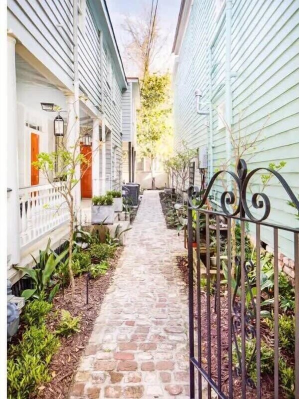 Property grounds - THE INNS TWO Charleston Homes 10BR /6BA Downtown! (Charleston)