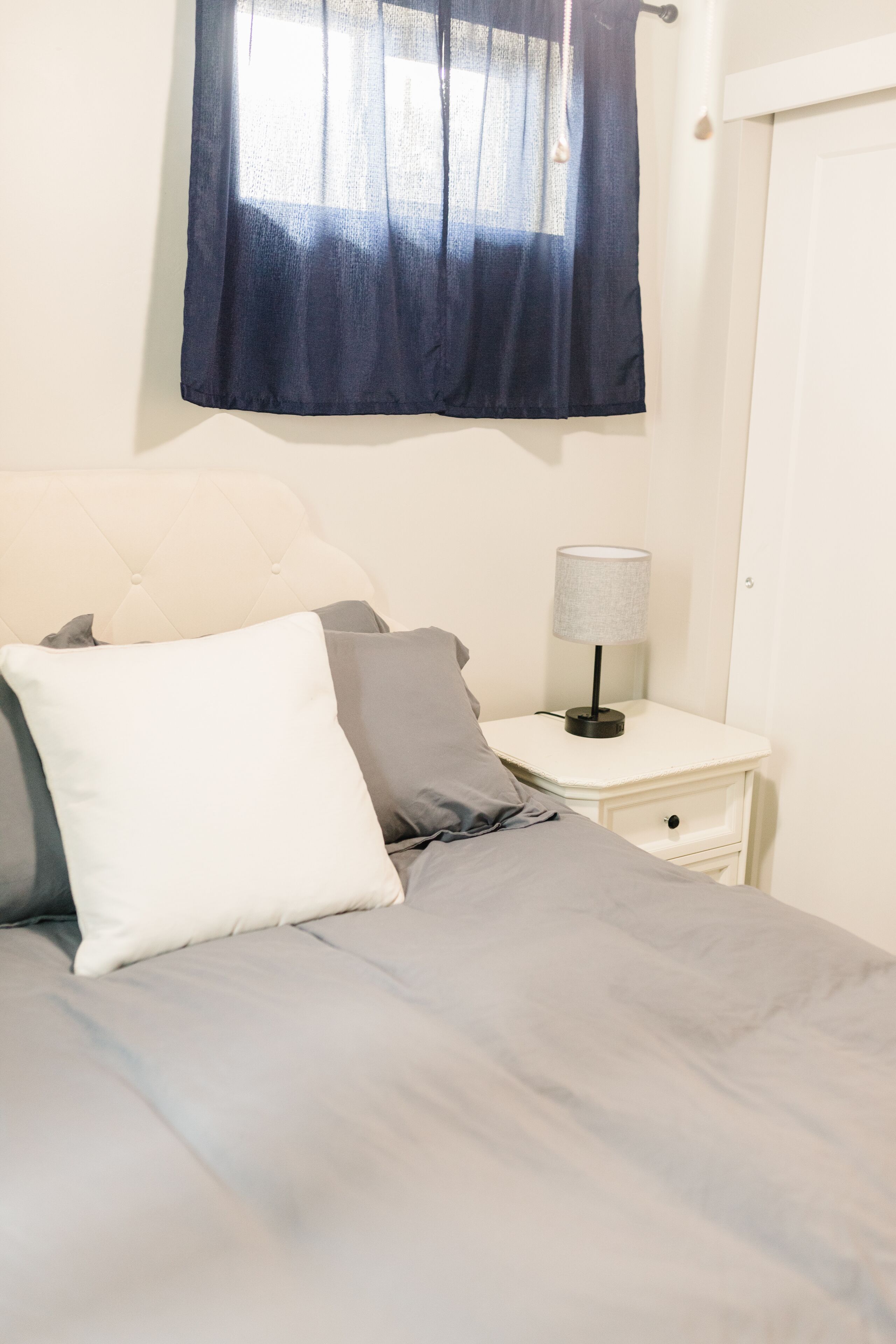 2 habitaciones, escritorio y tabla de planchar con plancha 