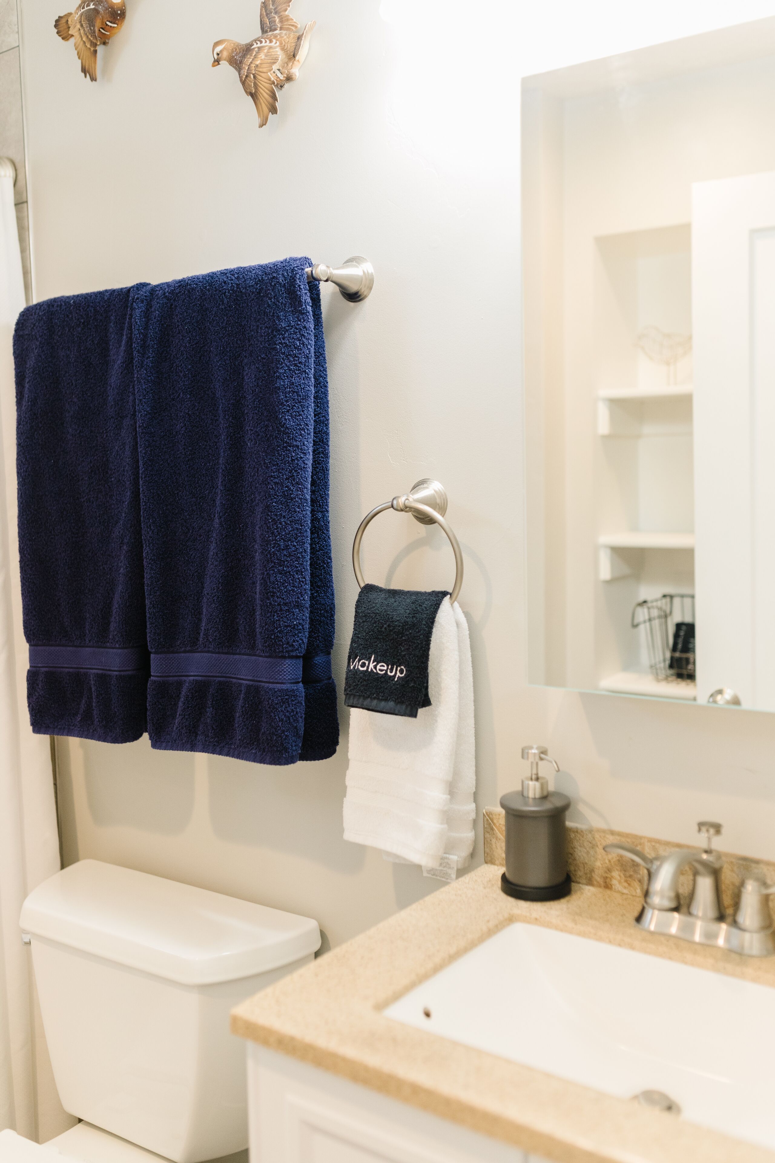 Tina con regadera, secadora de cabello, toallas, jabón 