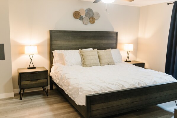 2 habitaciones, escritorio y tabla de planchar con plancha