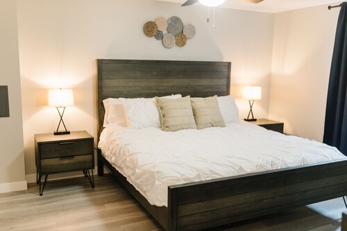 COZY BASEMENT APARTMENT - PRIVATE ENTRANCE - NEAR PARK