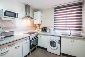 Kühlschrank, Mikrowelle, Ofen, Wasserkocher mit Kaffee-/Teezubehör