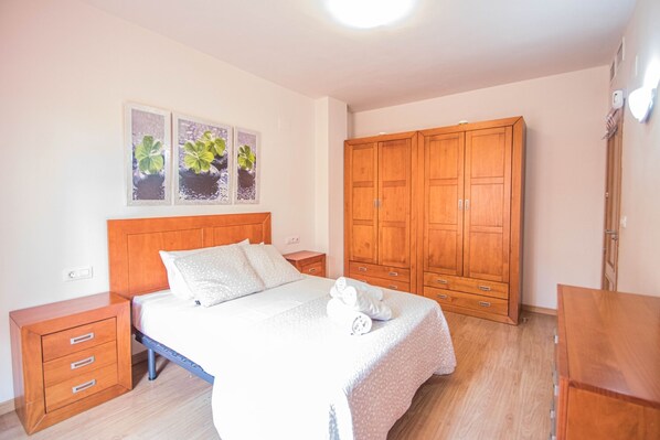 2 bedrooms, iron/ironing board, internet, bed sheets