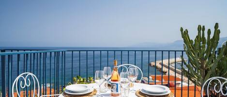 تناول الطعام بالخارج