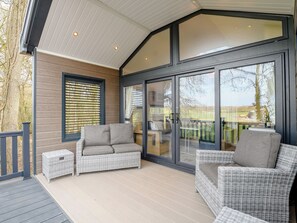 Terrace/patio - Woodpecker Lodge-UKC5156 (Alderbury, near Salisbury)