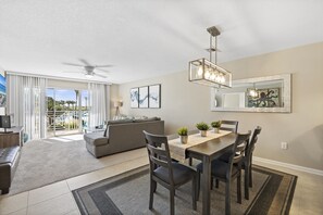 Interior - "Rip Tide" (2 Bed / 2 Bath) - 1465sqft Amalfi C121 (Miramar Beach)