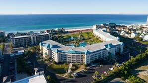 Een resort met meerdere gebouwen, een zwembad en uitzicht op de oceaan.