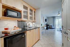 Kühlschrank, Mikrowelle, Wasserkocher mit Kaffee-/Teezubehör, Toaster