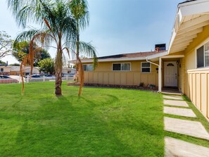 Property grounds - 5 Bedroom Charmer in Granada Hills  (Granada hills)