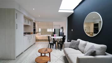 Apartment, 2 Bedrooms (303) | Living area | Smart TV