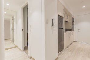 Refrigerador, microondas, licuadora, utensilios de cocina