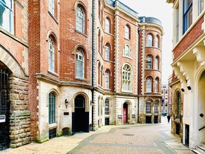 A historic building with arched windows and a cobblestone courtyard. - Lovely Studio Apartment in the Heart of Nottingham (Nottingham)
