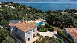 A residential property with a swimming pool, surrounded by olive trees and a view of the sea. - Villa Perla by Villa Plus (Kassiopi)