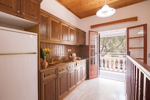 Microwave, dishwasher, coffee/tea maker